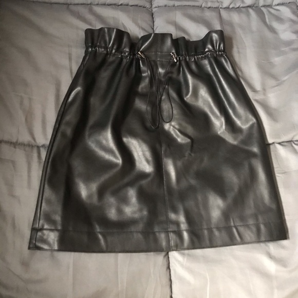 H&M Drawstring Paper Bag Faux Leather Skirt - Picture 2 of 5